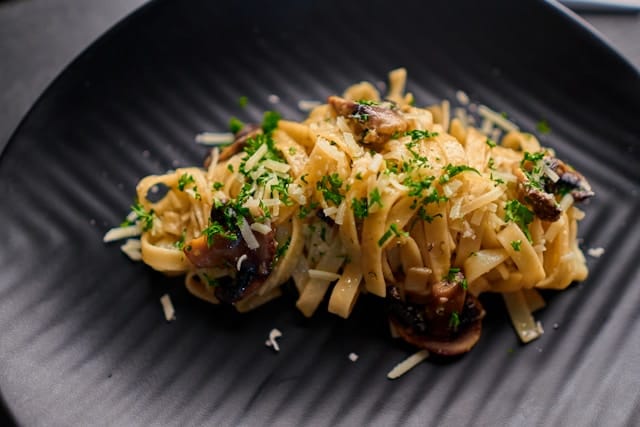 Pâtes aux Champignons et Sauce Crémeuse au Parmesan