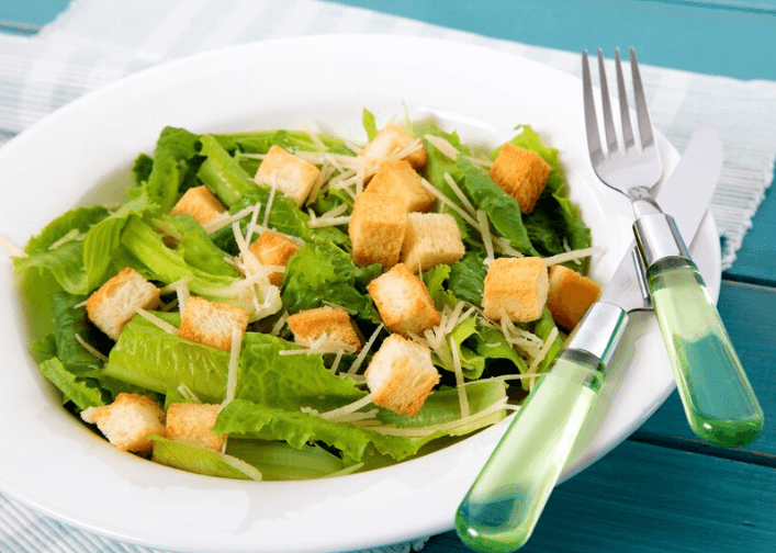 Salade Frisée aux Croûtons & Ail