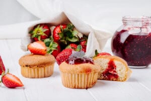 Muffins moelleux fourrés à la confiture de fraise