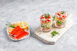 Verrines fraîcheur au surimi, maïs et concombre