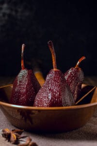 Pere al Vino Rosso (Poires pochées au vin rouge épicé)