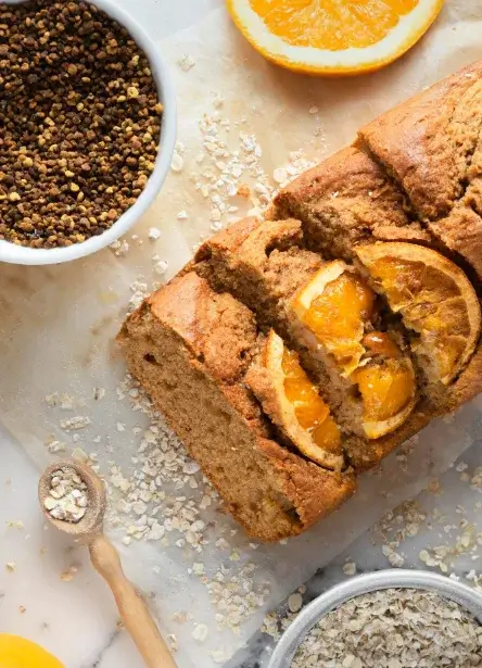 Tranches de cake moelleux à l'orange décorées de rondelles d'agrumes frais - Recette Le Potager Gourmand