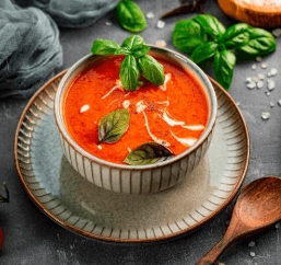 Soupe de tomates fraîches rôties au basilic
