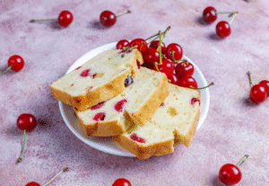 Cake Moelleux aux Cerises Fraîches (Origine : France – Gâteau de saison)